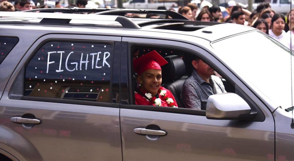 Gustine High School senior Brian Ortiz Núñez mira desde su coche de la familia durante una ceremonia de graduación especial para Ortiz Núñez, que está luchando contra un cáncer raro, el viernes 12 de abril de 2024 en Gustine, California.