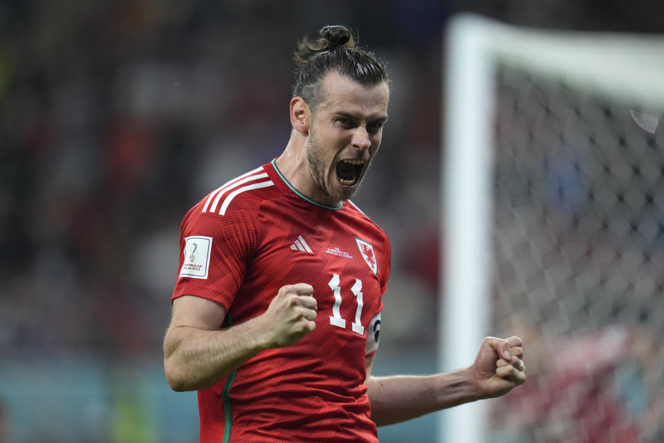 El galés Gareth Bale celebra tras anotar el tanto de su equipo en un juego del Grupo B del Mundial que enfrentó a Estados Unidos y Gales, en el estadio Ahmad Bin Ali, en Doha, Qatar, el 21 de noviembre de 2022. (AP Foto/Ashley Landis)