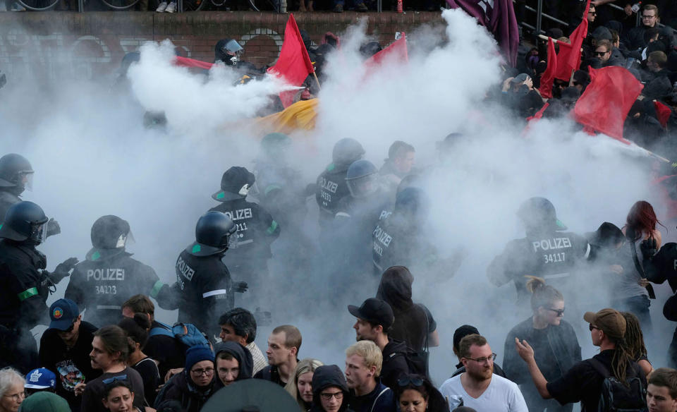 Riot police clash with G-20 protesters in Hamburg, Germany