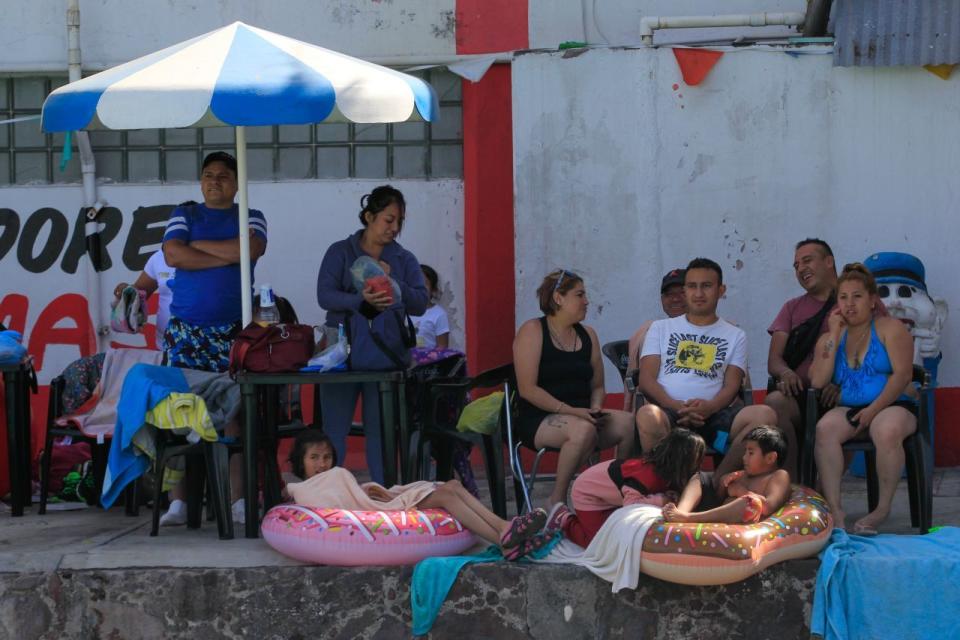 CIUDAD DE MÉXICO, 01ABRIL2021.- Decenas de capitalinos acudieron a nadar y a disfrutar las vacaciones de Semana Santa en el Balneario El Elba, ubicado en Calzada Ignacio Zaragoza, alcaldí­a Iztapalapa. Al día siguiente, el lugar fue clausurado.
FOTO: GRACIELA LÓPEZ /CUARTOSCURO.COM