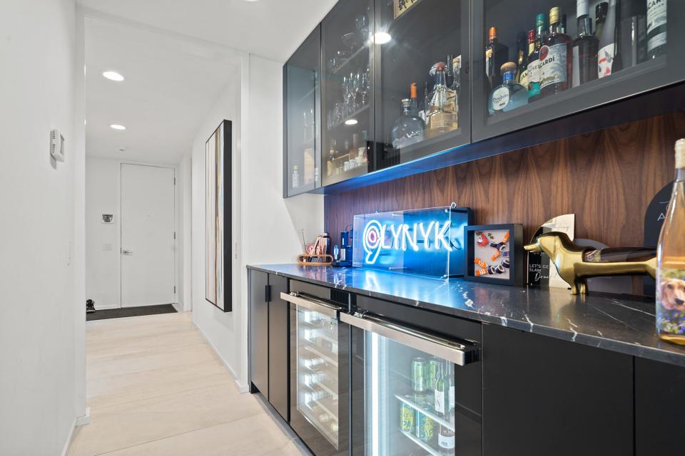 The entertainers wet bar between the kitchen and great room at 3897 Lakeland.