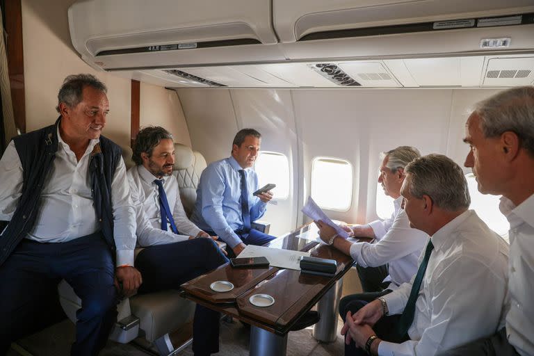 Alberto Fernández, en viaje a Brasil, con Daniel Scioli, Santiago Cafiero, Sergio Massa, Agustín Rossi y Julio Vitobello