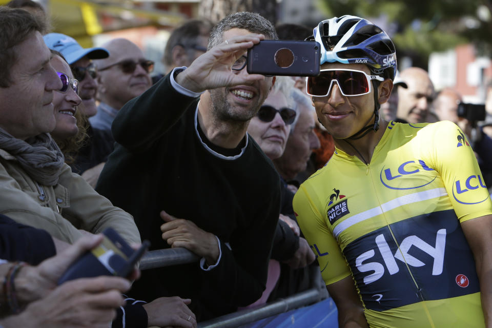 El colombiano Egan Gómez del Team Sky posa para fotos previo a la octava etapa de la carrera París-Niza, el domingo 17 de marzo de 2019. (AP Foto/Claude Paris)