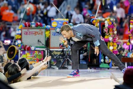 Chris Martin, lead singer of Coldplay, performs during the half-time show at the NFL's Super Bowl 50 between the Carolina Panthers and the Denver Broncos in Santa Clara, California February 7, 2016. REUTERS/Mike Blake