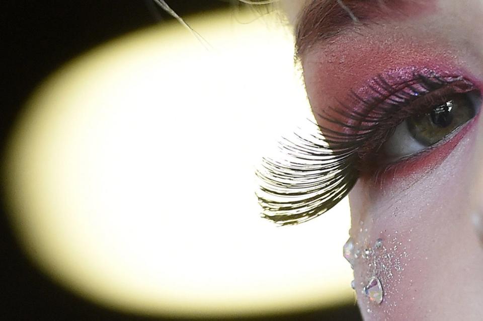 <p>Ein Model präsentiert ein ausgefallenes Make-up-Design bei einem Hochzeitsdutt-Wettbewerb beim ungarischen Open Europe Cup Beauty Championship in der Groupama Aréna in Budapest. (Bild: Tamas Kovacs, EPA) </p>
