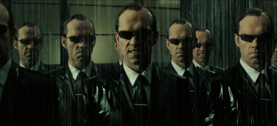 <p>Er sieht gar nicht aus wie eine Maschine, ist aber eine - eiskalt, gefühllos und gnadenlos tödlich. In der “Matrix"-Trilogie macht Hugo Weaving alias Agent Smith dem bedauernswerten Keanu Reeves das Leben schwer, zumal sich dieser miese Smith auch noch x-beliebig oft duplizieren kann. Weaving ist als Bösewicht übrigens eine Bank, brillierte auch als Red Skull in “Captain America: The First Avenger”. </p>