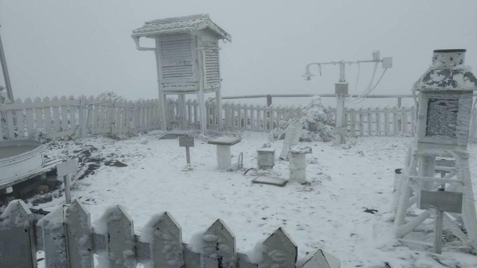 玉山氣象站10日累積降雪超過1公分。(氣象署提供)