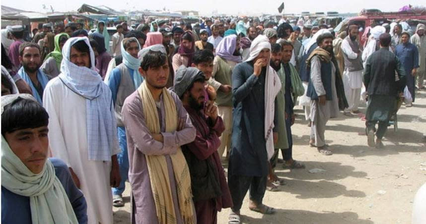阿富汗與巴基斯坦邊境口岸擠滿難民。（圖／達志／路透社）
