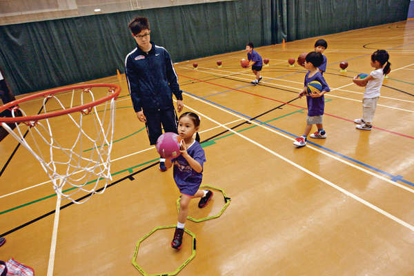教練把多邊形的訓練工具「SPARQ」放在地上，教小朋友學習用兩步半起跳投球。