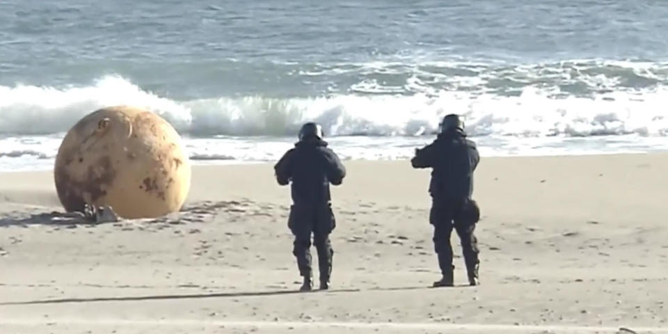 Eine Metallkugel mit einem Durchmesser von 1,5 Metern an einem Strand in Hamamatsu, Japan, am 18. Februar 2023. - Copyright: NHK News