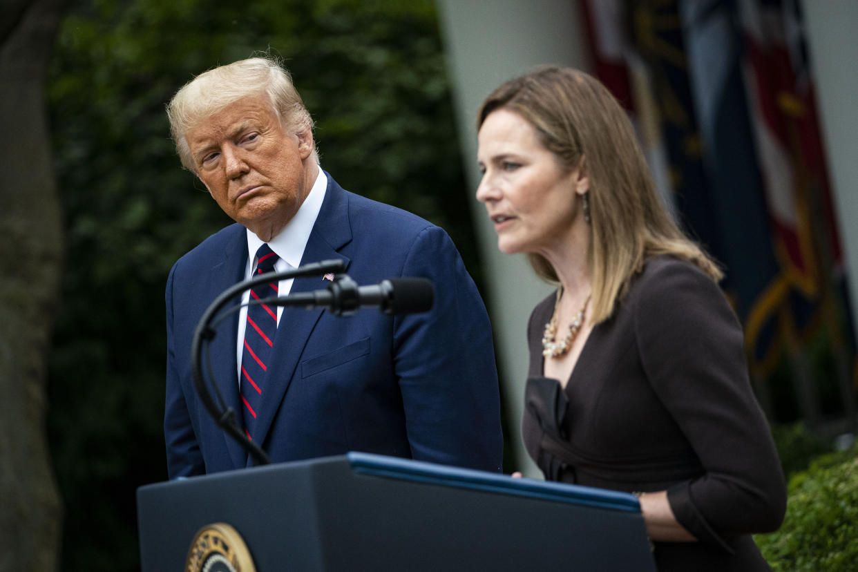 La jueza Amy Coney Barrett, candidata del presidente Donald Trump a la Corte Suprema, habla junto al presidente durante su anuncio público en el Jardín de las Rosas en la Casa Blanca en Washington, el 26 de septiembre de 2020. (Al Drago/The New York Times)