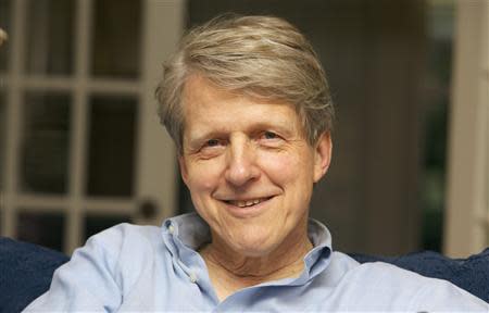 Robert Shiller, one of three American scientists who won the 2013 economics Nobel prize, poses at his home in New Haven, Connecticut October 14, 2013. REUTERS/Michelle McLoughlin