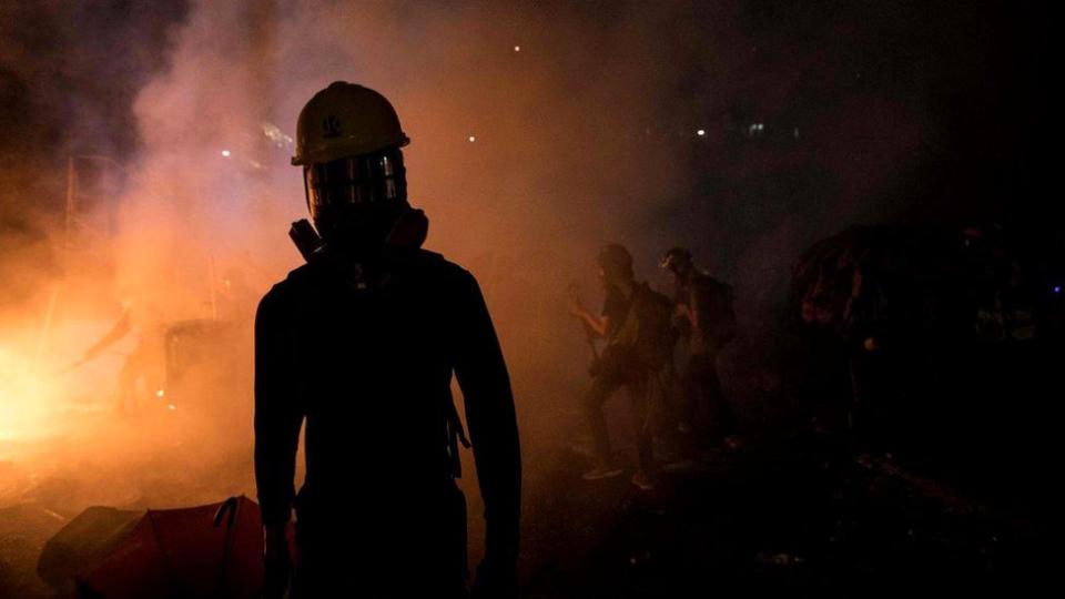 Este miércoles, el campus de la Universidad China de Hong Kong fue escenario de una auténtica batalla campal, en el que estudiantes y policías se enfrentaron día y noche. Las manifestaciones en Hong Kong comenzaron en esta región administrativa especial de China el pasado mes de junio, en protesta contra la injerencia de Pekín.