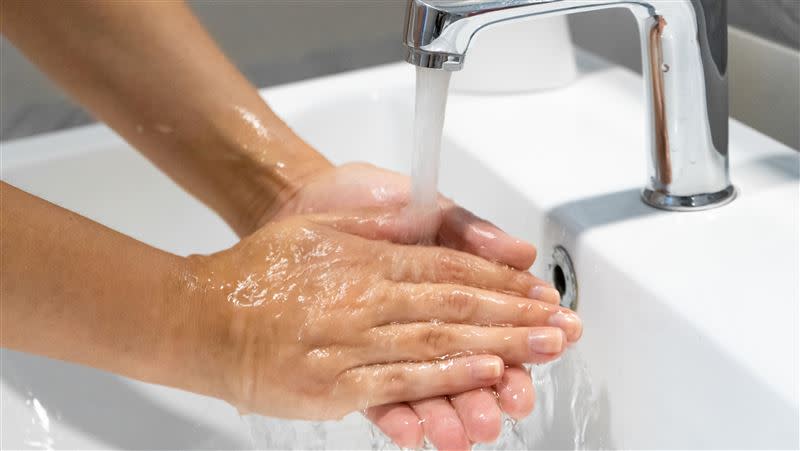疾管署呼籲民眾落實正確洗手5時機，遏止傳染病、醫療照護相關感染與抗生素抗藥性的發生。（示意圖／雙和醫院提供）