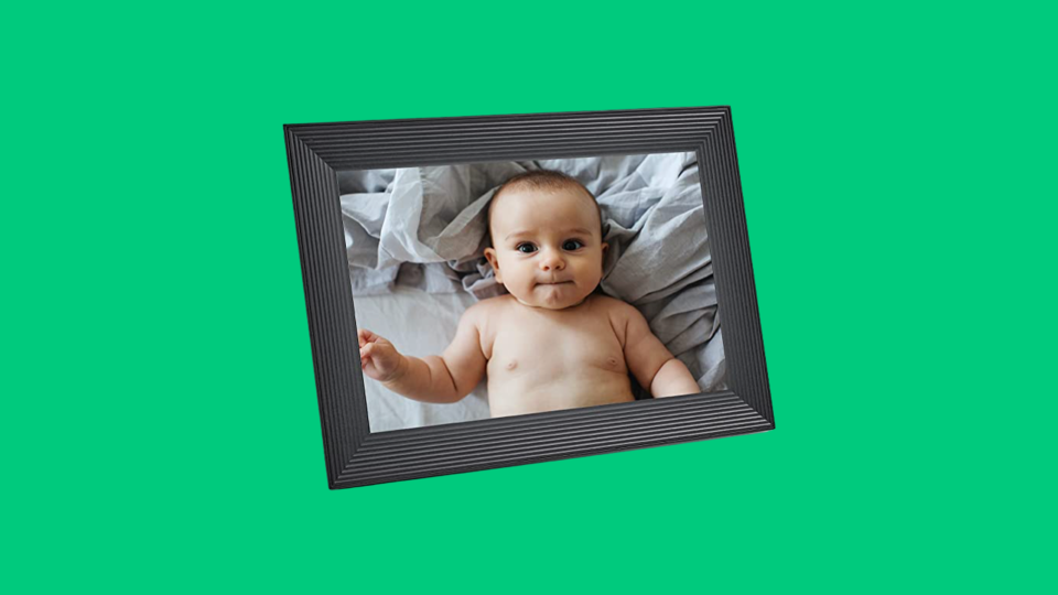 40 best gifts to give your grandma: A digital frame