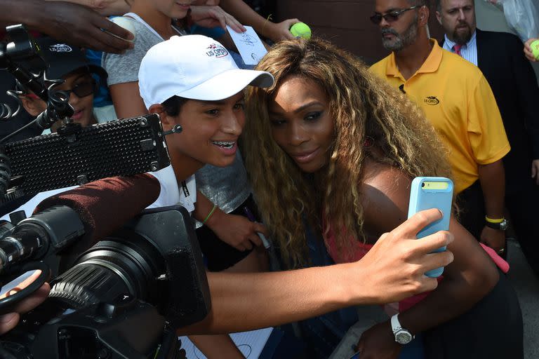 Serena Williams se toma selfies con sus fanáticos durante la clínica de tenis Returning the Love el día 3 de la clasificación en 2014