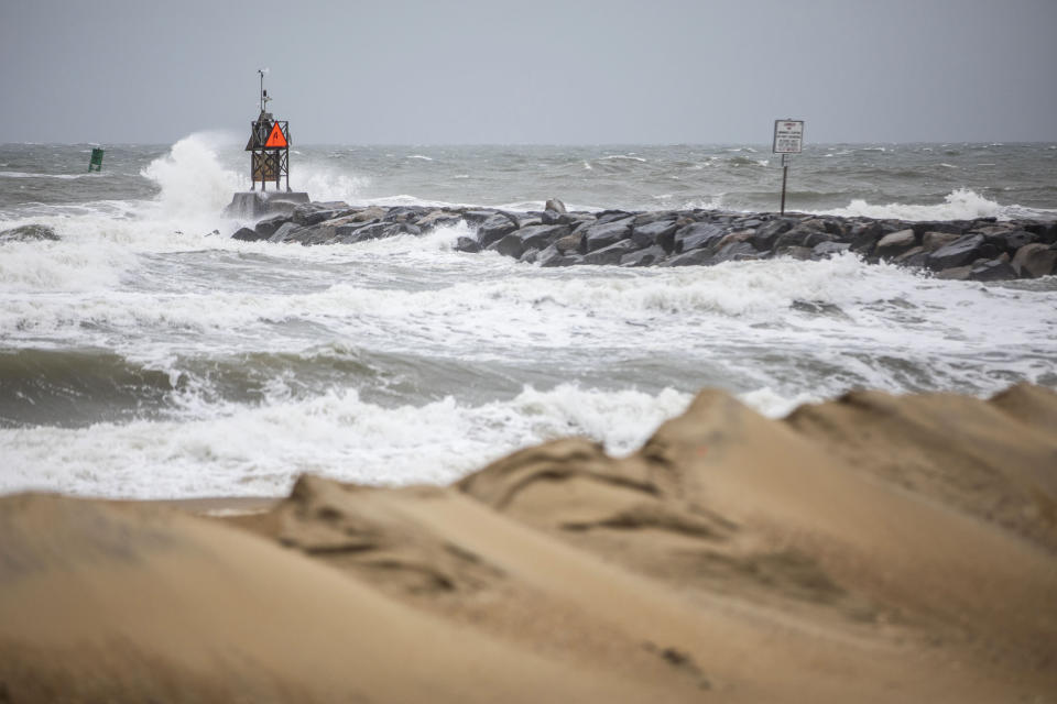 El oleaje azota la costa en Rudee Inlet, en Virginia Beach, Virginia, el 22 de septiembre de 2023, mientras la tormenta tropical Ophelia se acerca a la zona. (Kendall Warner/The Virginian-Pilot vía AP)