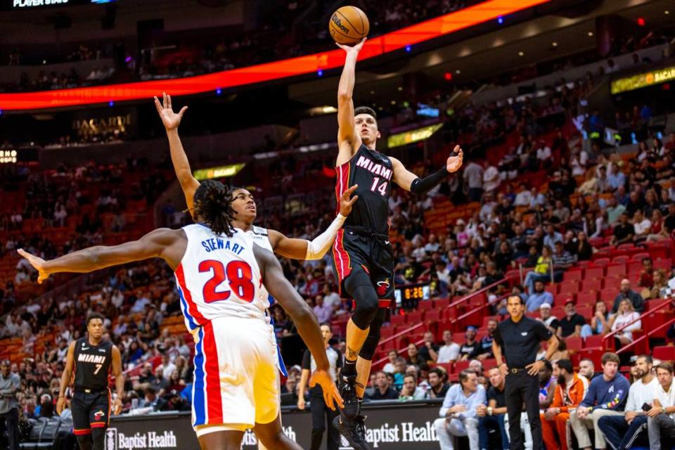 El escolta del Heat Tyler Herro tira al aro ante la marca de Jaden Ivey, de los Pistons de Detroit, en el partido celebrado el 6 de diciembre de 2022 en Miami.