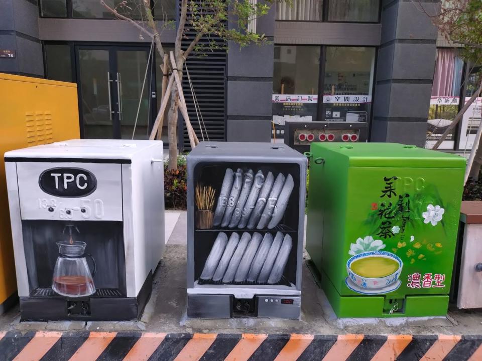 變電箱被彩繪成、咖啡機、烘碗機和飲料罐。（翻攝自臉書社團路上觀察學院）