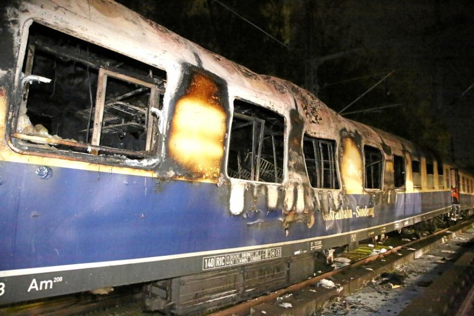 Die Schweizer Centralbahn AG, um deren Zug es sich handelt, erklärte, man schließe einen technischen Defekt an dem betroffenen Wagen aus. Die Schadensursache wird derzeit von der Polizei untersucht.<span class="copyright">Thomas Peise</span>