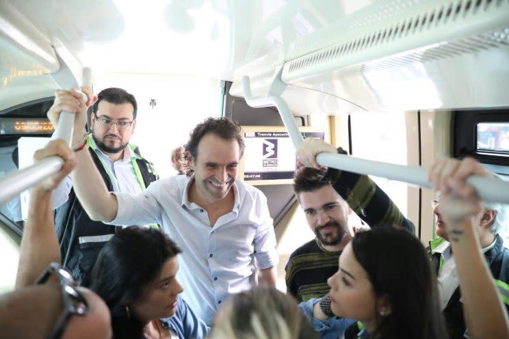 Juanes estuvo montando en el metro de su ciudad, causando mucho furor/Federico Gutiérrez/Instagram