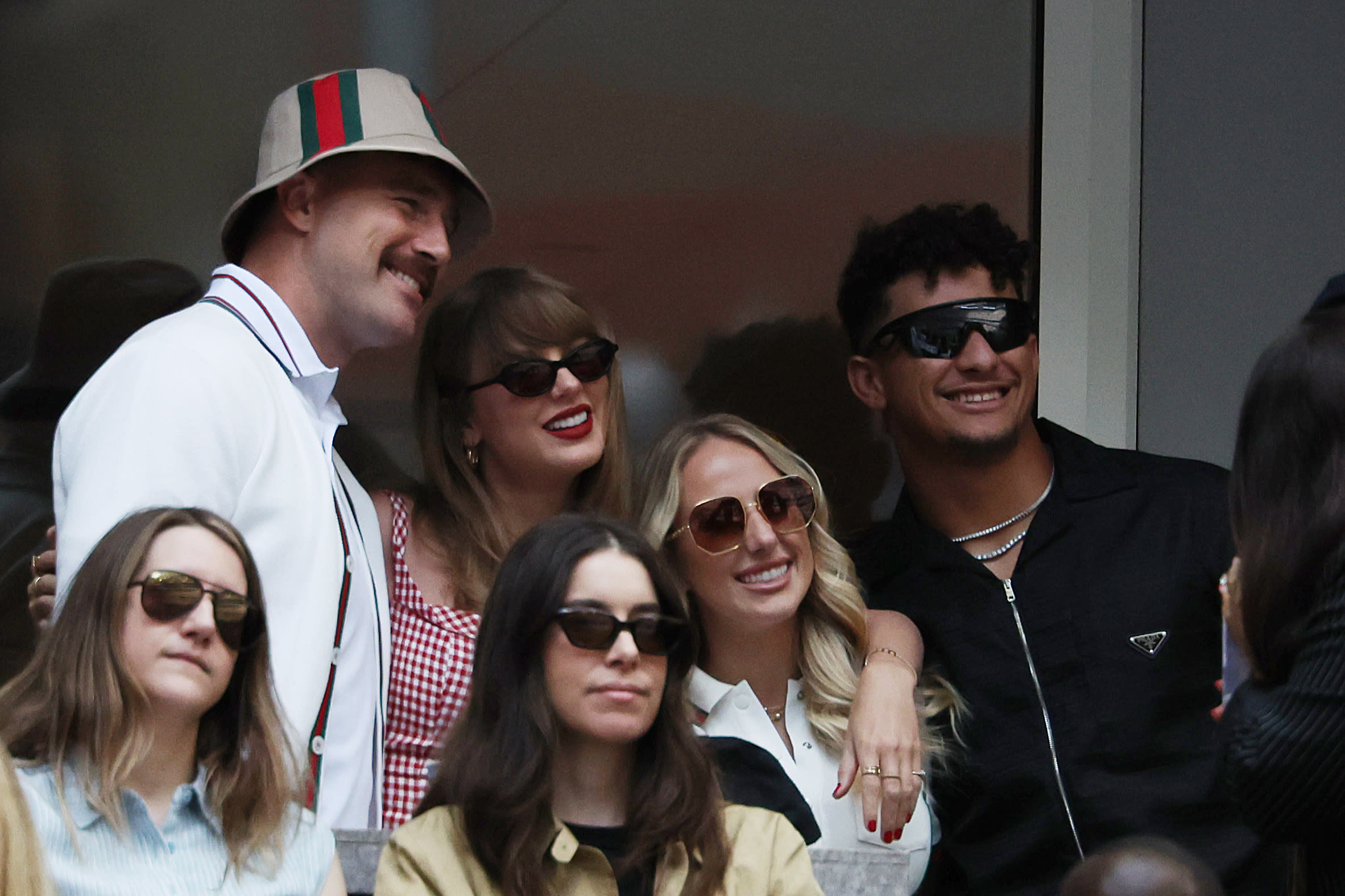 Taylor Swift, Travis Kelce, el mariscal de campo de los Kansas City Chiefs Patrick Mahomes y Brittany Mahomes observan la final individual masculina del US Open 2024 en el USTA Billie Jean King National Tennis Center (Photo by Al Bello/Getty Images)