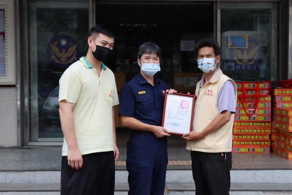 三峽警分局結合鶯歌區宏德宮「孫臏廟」，在秋節前夕一起關懷轄區獨居長者及弱勢家庭，發送物資。（三峽警分局提供）