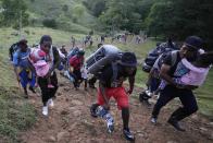 Un grupo de migrantes avanza hacia el norte el miércoles 15 de septiembre de 2021, cerca de Acandí, Colombia. (AP Foto/Fernando Vergara)