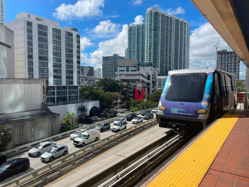 A Metromover train car arrives at the Knight Center station as traffic moves slowly on State Road 970, a short elevated freeway connecting Interstate 95 and Biscayne Boulevard in downtown Miami, on Thursday, Feb. 8, 2024. Omar Rodríguez Ortiz/orodriguezortiz@miamiherald.com
