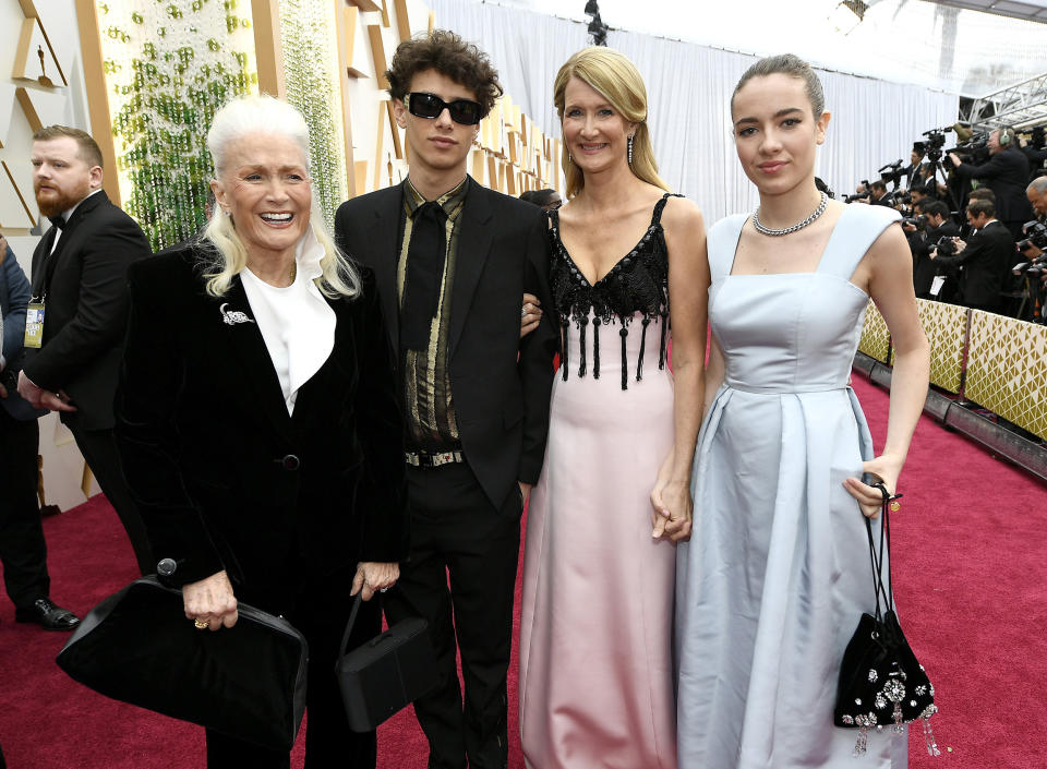 Laura Dern, Diane Ladd and Dern's children at 2020 Oscars red carpet
