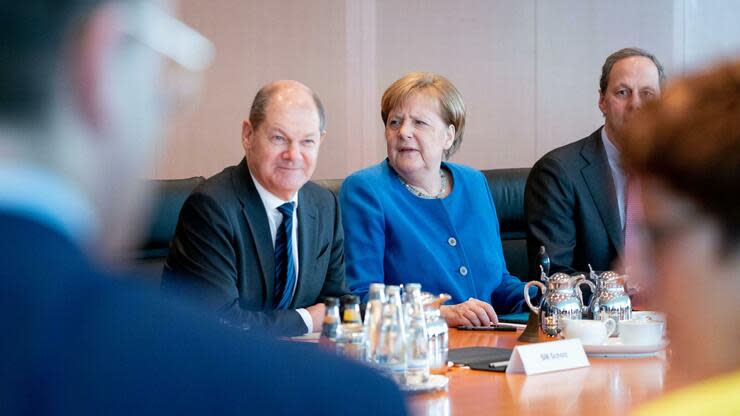11.03.2020, Berlin: Olaf Scholz (SPD), Bundesminister der Finanzen, und Bundeskanzlerin Angela Merkel (CDU) nehmen an der Sitzung des Bundeskabinetts teil. Foto: Kay Nietfeld/dpa +++ dpa-Bildfunk +++ Foto: dpa