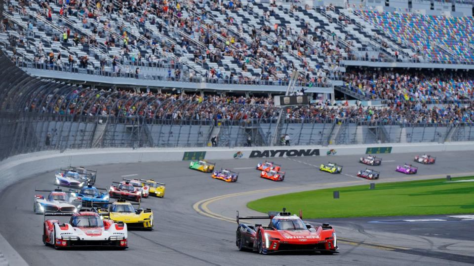 31 whelen cadillac racing, cadillac v seriesr, gtp pipo derani, jack aitken, tom blomqvist, 7 porsche penske motorsports, porsche 963, gtp matt campbell, felipe nasr, dane cameron, josef newgarden