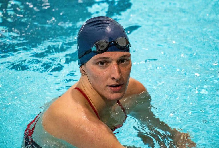 Lia Thomas tras terminar las 200 yardas estilo libre en la Universidad de Pensilvania durante una competencia de natación contra la Universidad de Harvard.