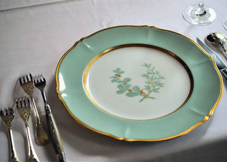 ▲ A custom-made Okura China plate with an oak leaf design based on the Murai family crest