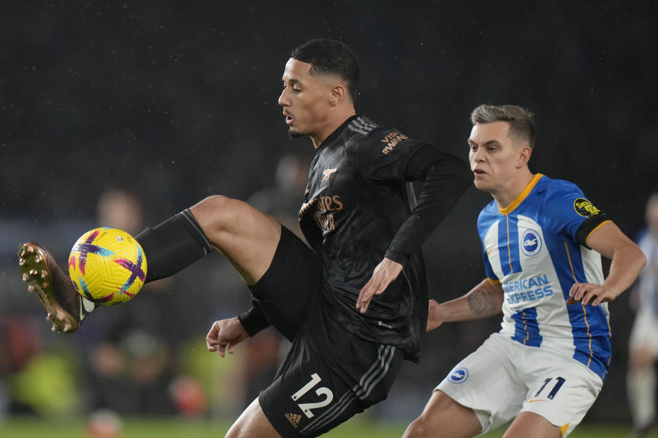 En foto del 31 de diciembre del 2022, William Saliba del Arsenal controla el balón frente a Leandro Trossard del Brighton. El viernes 20 de enero del 2023, Trossard firma con el Arsenal. (AP Foto/Alastair Grant)