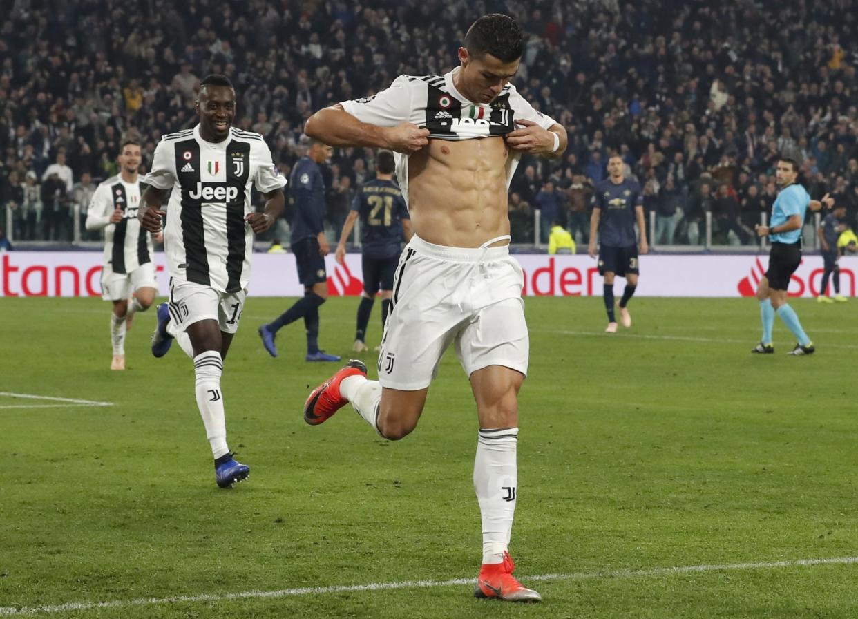 <span class="caption">L'attaquant de la Juventus, Cristiano Ronaldo, célèbre un but le 7 novembre 2018 durant un match de la Ligue des Champions. L'international portugais est reconnu pour montrer régulièrement, lors des matchs, ses abdominaux parfaitement ciselés.</span> <span class="attribution"><span class="source"> (AP Photo/Antonio Calanni, File)</span></span>