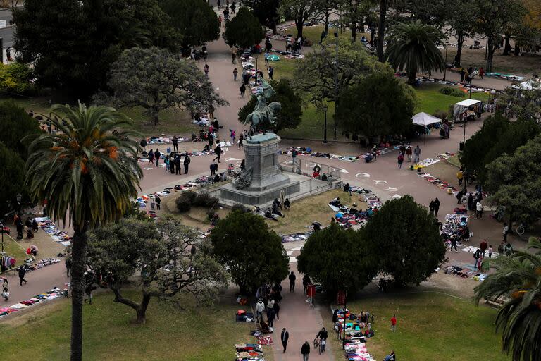 La Plaza San Martín se fue convirtiendo en una verdadera feria a cielo abierto