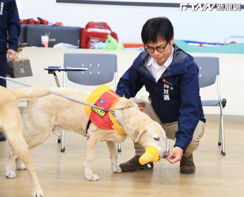 高雄市長陳其邁送給搜救犬們的新玩具。（圖／翻攝臉書）