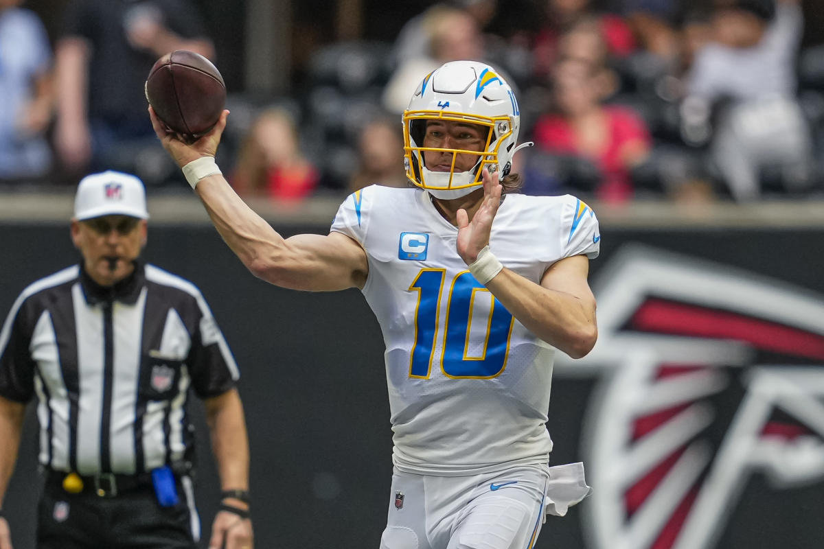 Former Oregon Ducks Football Quarterback Justin Herbert Wins 2022 Pro Bowl  Offensive MVP - Sports Illustrated Oregon Ducks News, Analysis and More