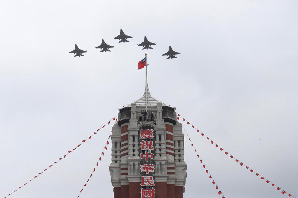 109年國慶大會今天上午在總統府前廣場舉行，最受矚目的空中展演項目，加入了近年完成升級的F-16V戰機，首次在府前上空編隊衝場。(中央社)