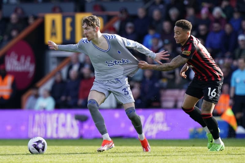 Everton's James Garner (L) and Bournemouth's Marcus Tavernier battle for the ball during the English Premier League soccer match between AFC Bournemouth and Everton at the Vitality Stadium. Andrew Matthews/PA Wire/dpa