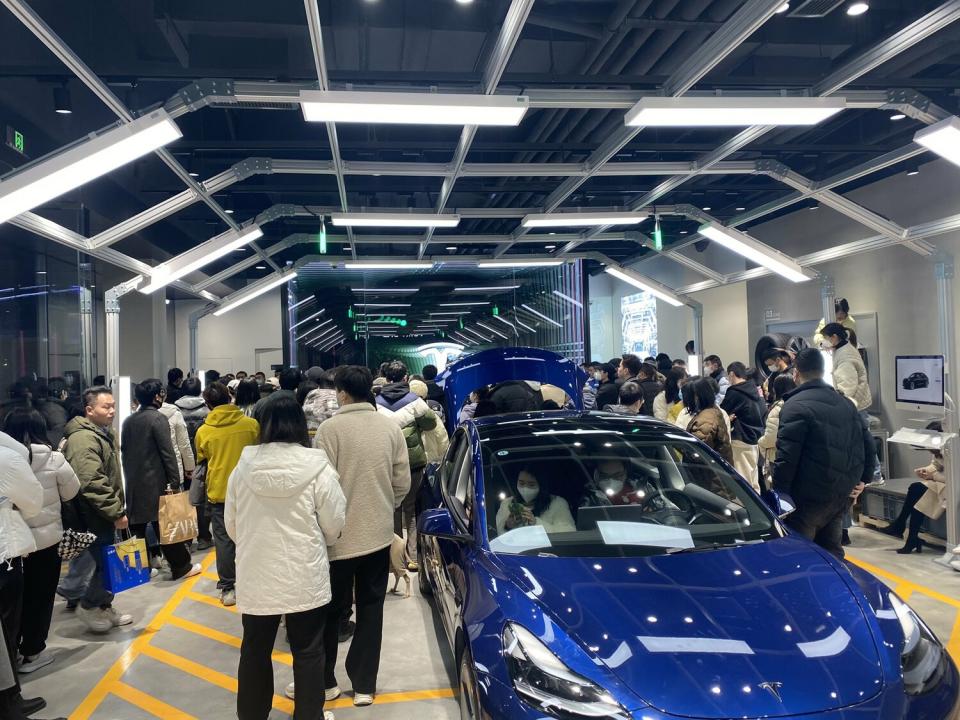 中國各地的特斯拉門市被降價前用原價購買車輛的車主擠爆，要求退錢。   圖 :翻攝自@marsrocky_yl推特