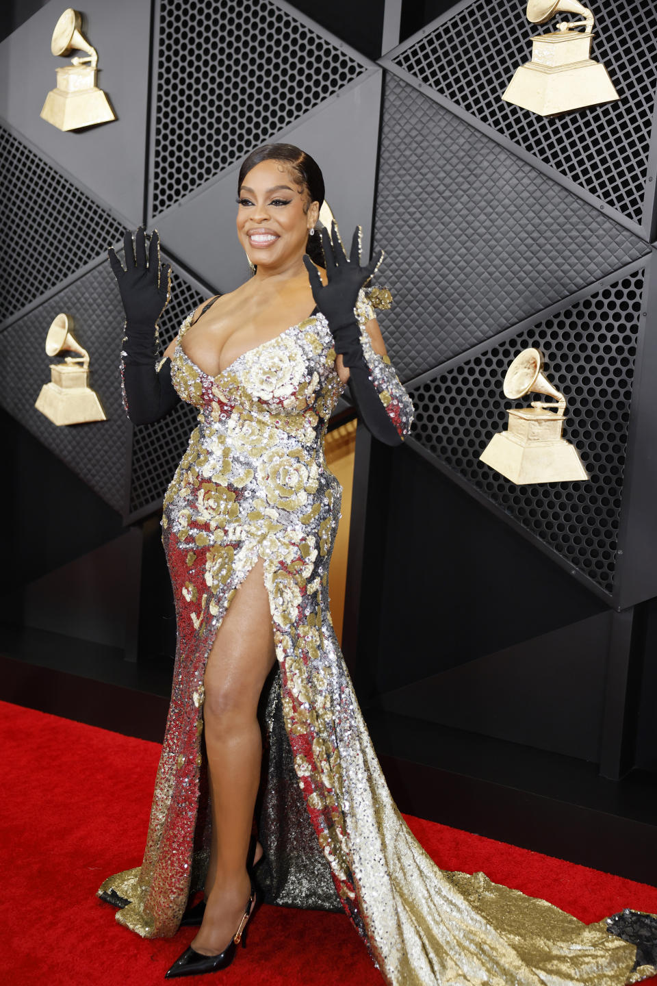 Niecy Nash stunned in her metallic gown. Photo: Getty