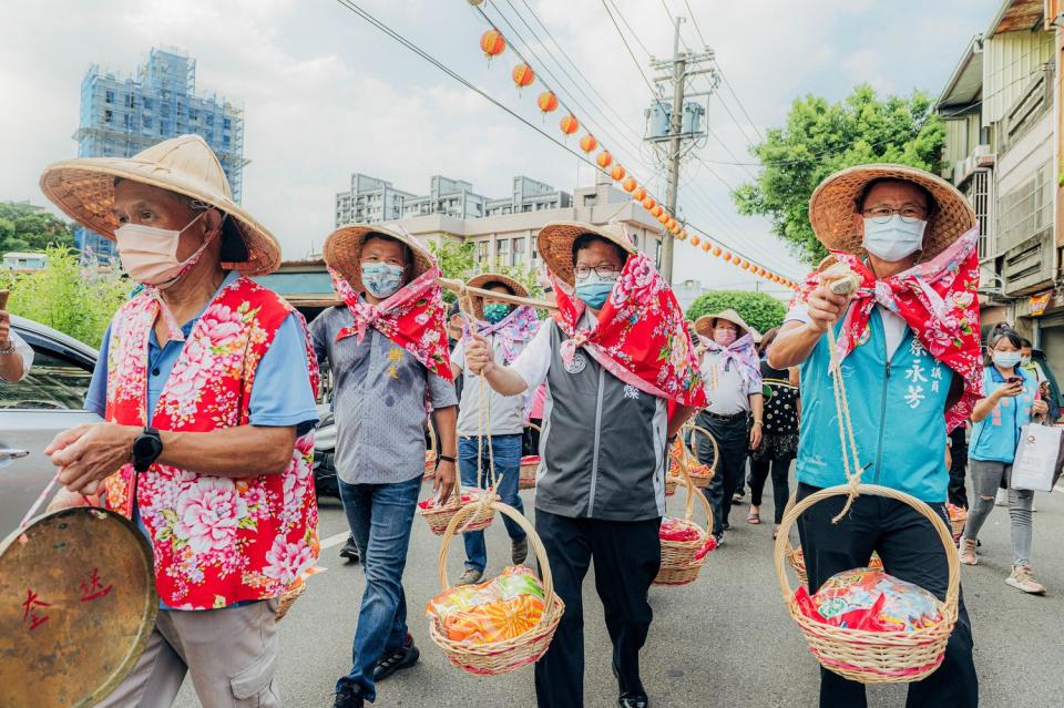 鄭文燦體驗挑擔踩街文化。   圖：桃園市政府/提供