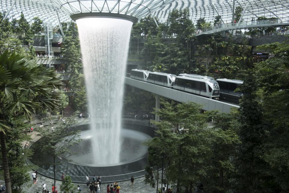 L'aeroporto Jewel Changi di Singapore ha una gigantesca cascata al centro con spettacolari aree verdi.