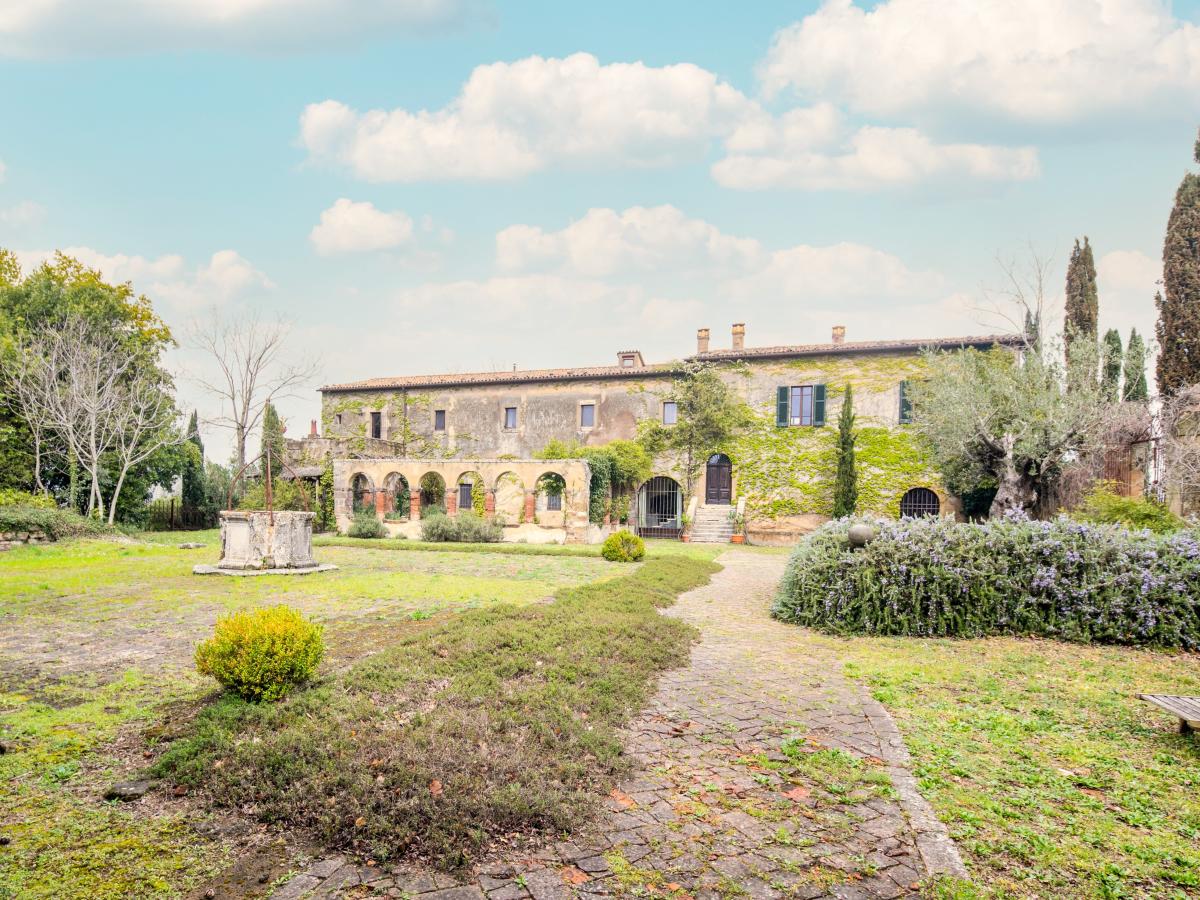 Un convento abbandonato del XVI secolo in Italia è stato trasformato in una villa da 5 milioni di dollari con ampi giardini: dai un’occhiata