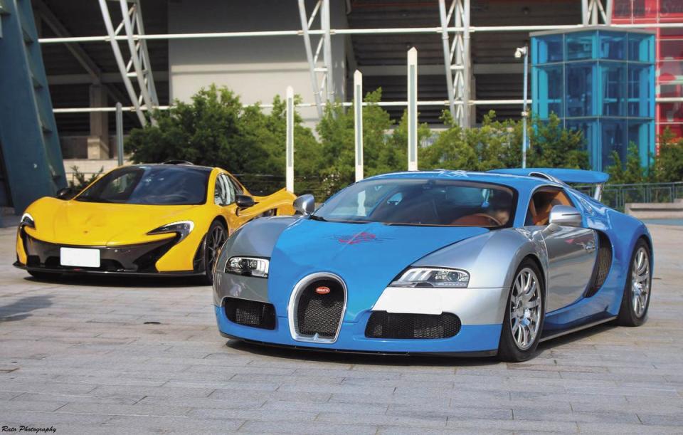 將軍2010年因購買全台唯一、價值破億的「超跑之王」Bugatti Veyron 16.4（右）而聞名，另一輛McLaren P1（左）也要價4千萬元。（翻攝自將軍臉書）