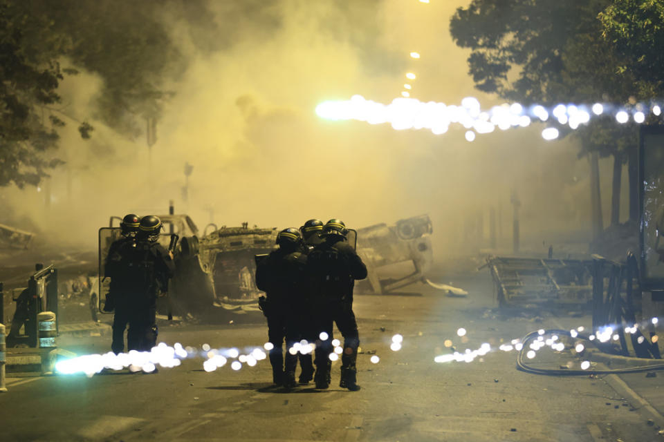法國鎮暴警察6月30日凌晨在巴黎西郊南泰爾區街頭與騷亂群眾對峙。（美聯社）