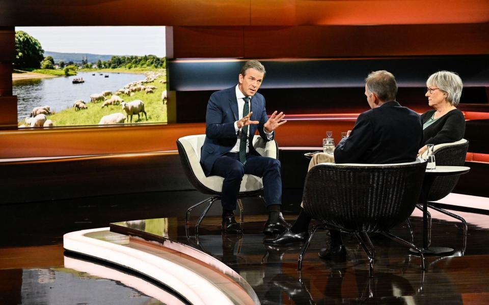 ZDF-Moderator Markus Lanz diskuttierte mit seinen Gästen unter anderem über den Umgang mit Wölfen in Deutschland. (Bild: ZDF / Markus Hertrich)