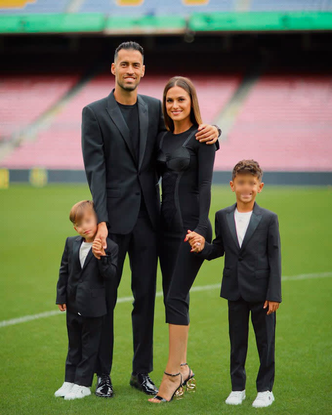 Elena Galera y Sergio Busquets con sus hijos